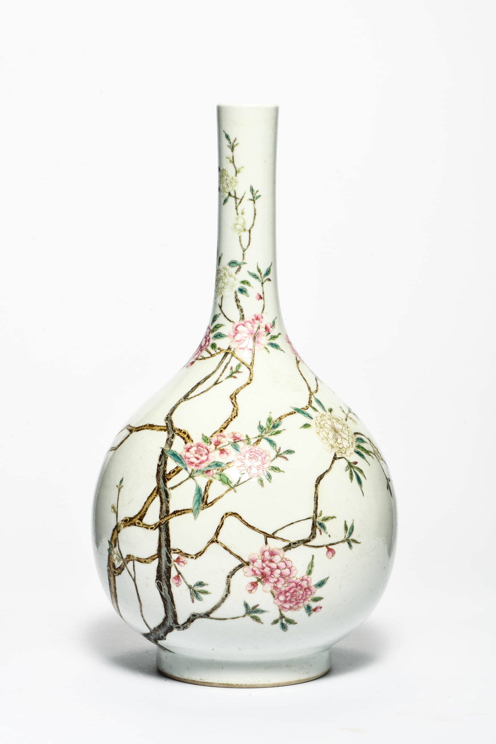 A FAMILLE ROSE 'FLORAL' GLOBULAR VASE: A FAMILLE ROSE 'FLORAL' GLOBULAR VASEDescription:Length: 19cm Width: 19cm Height: 34cm