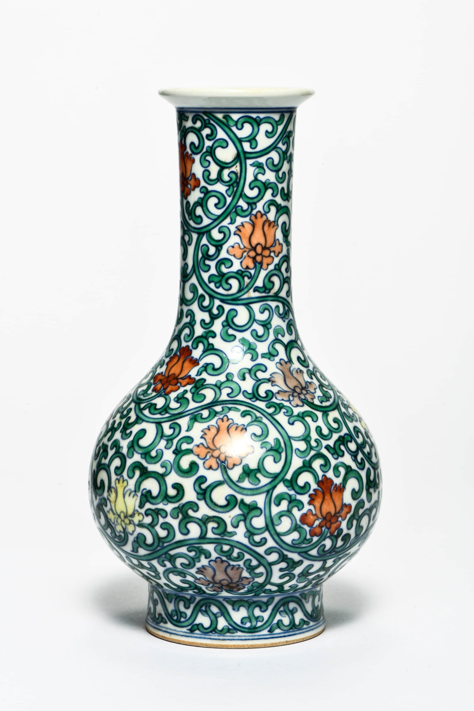 A DOUCAI 'INTERLOCKING FLOWERS' VASE - 2