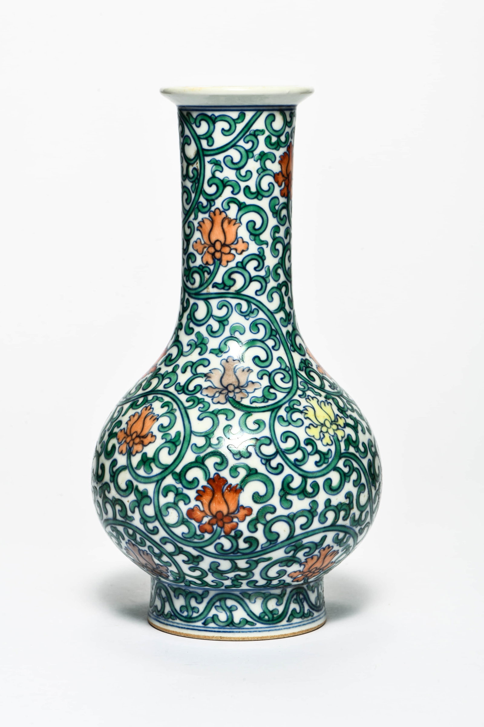 A DOUCAI 'INTERLOCKING FLOWERS' VASE - 3