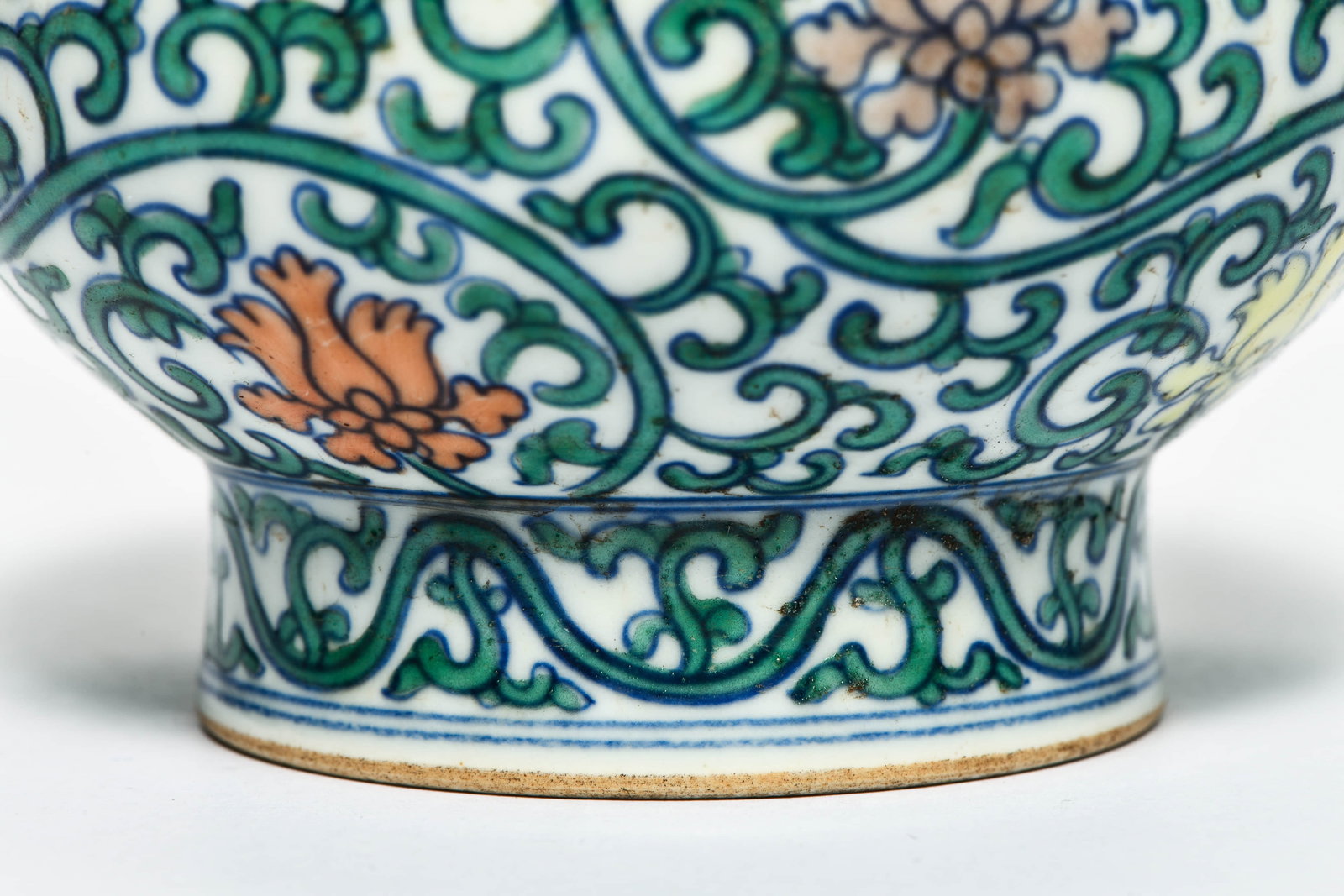 A DOUCAI 'INTERLOCKING FLOWERS' VASE - 5