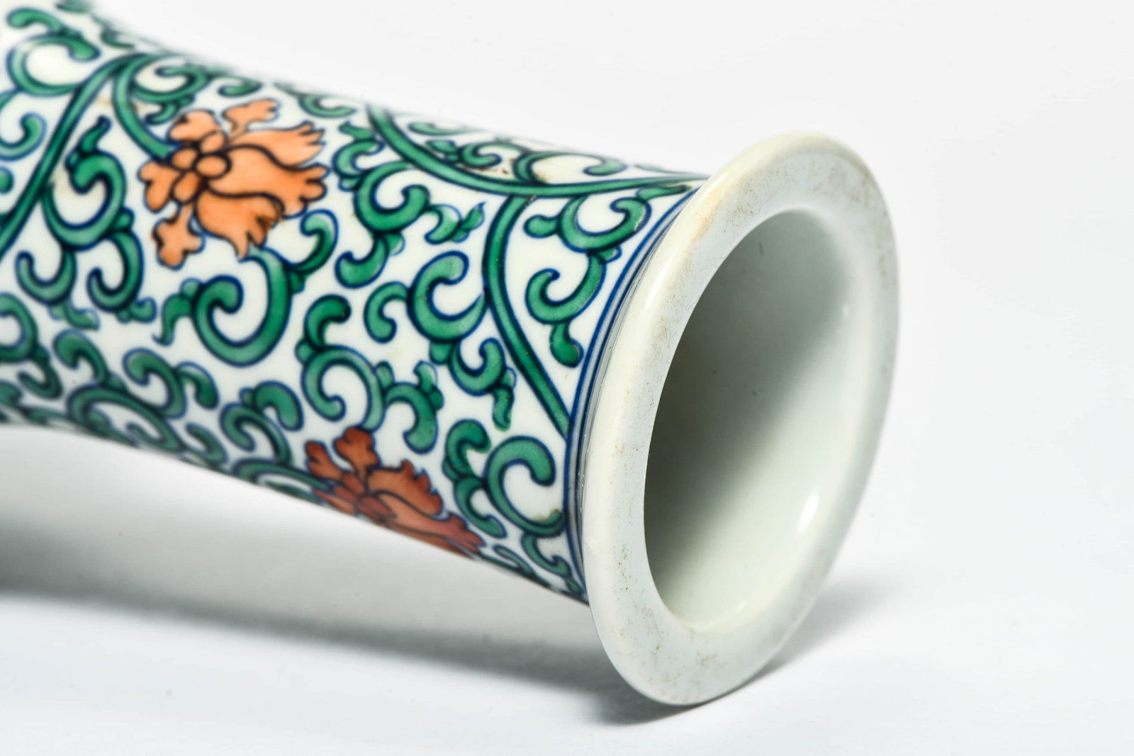 A DOUCAI 'INTERLOCKING FLOWERS' VASE - 6