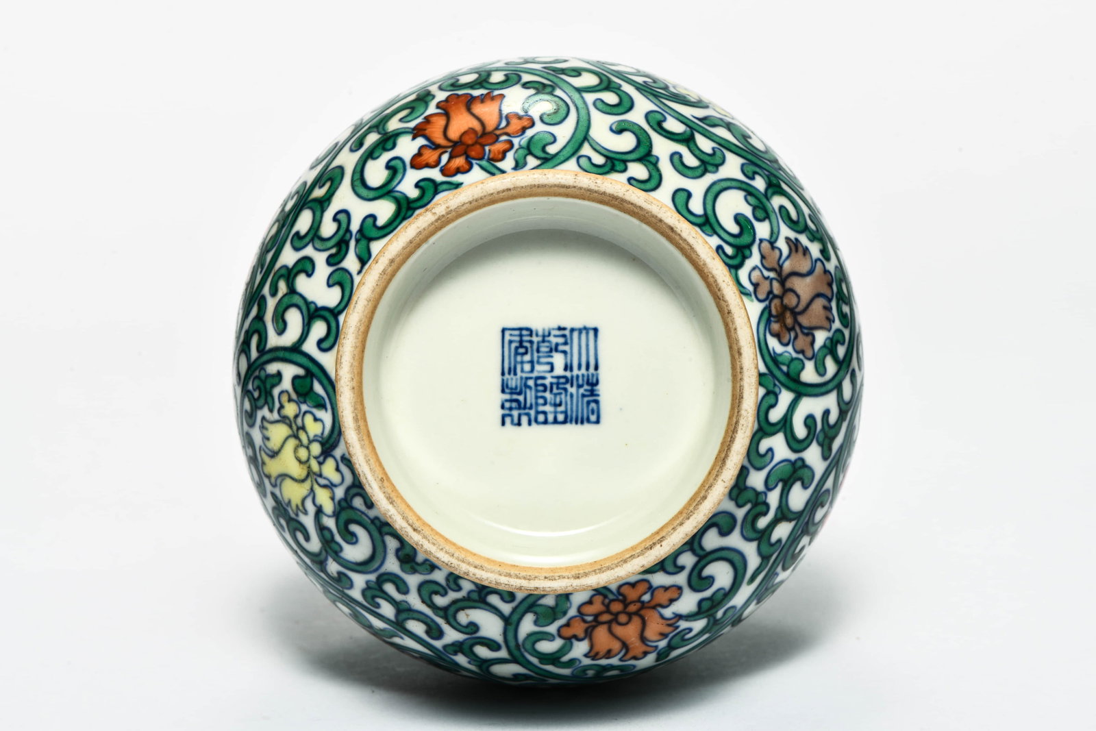 A DOUCAI 'INTERLOCKING FLOWERS' VASE - 7