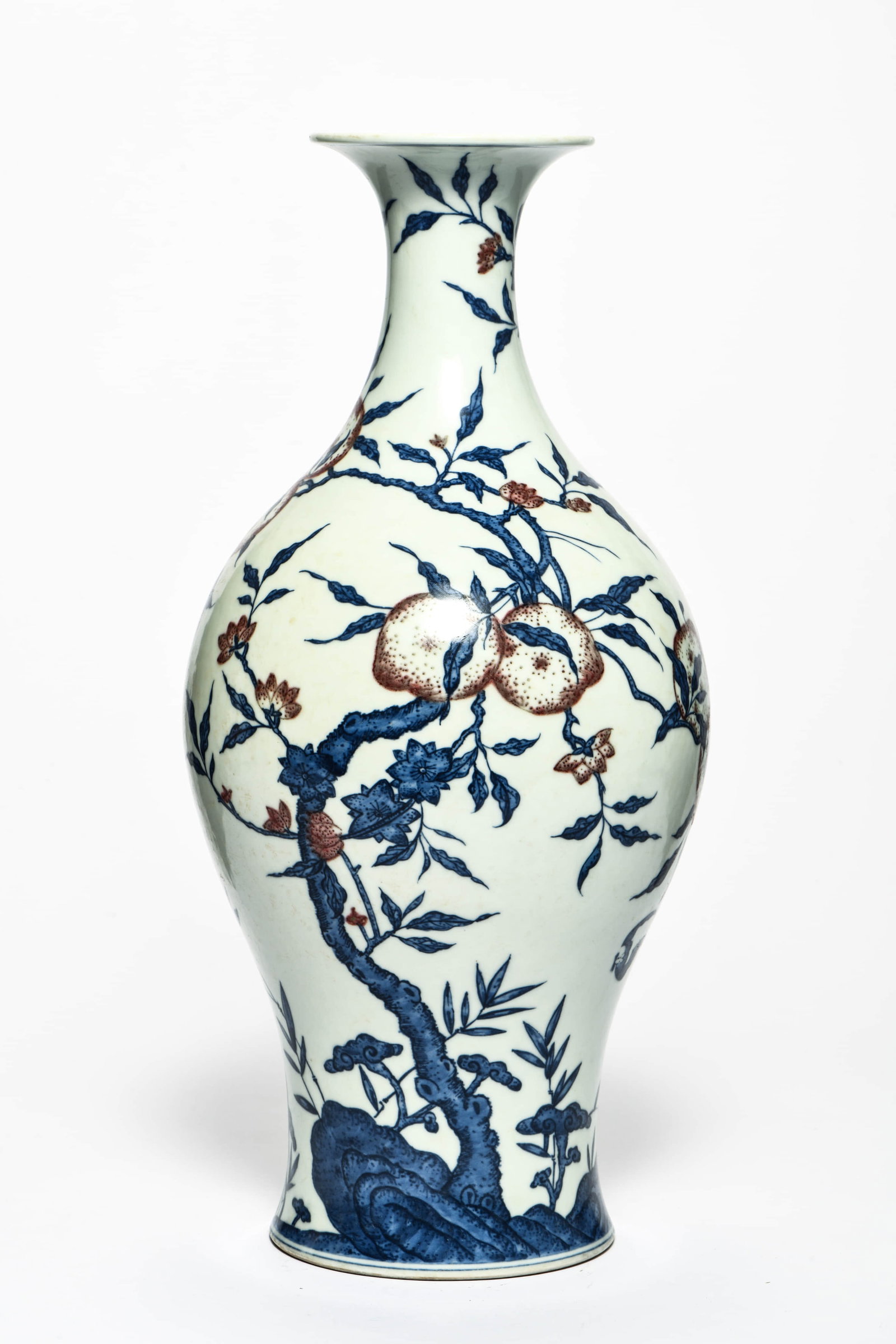 AN IRON-RED AND BLUE AND WHITE 'INTERLOCKING PEACH' LONG-NECKED VASE: AN IRON-RED AND BLUE AND WHITE 'INTERLOCKING PEACH' LONG-NECKED VASE Description: Length: 20cm Width: 20cm Height: 40cm