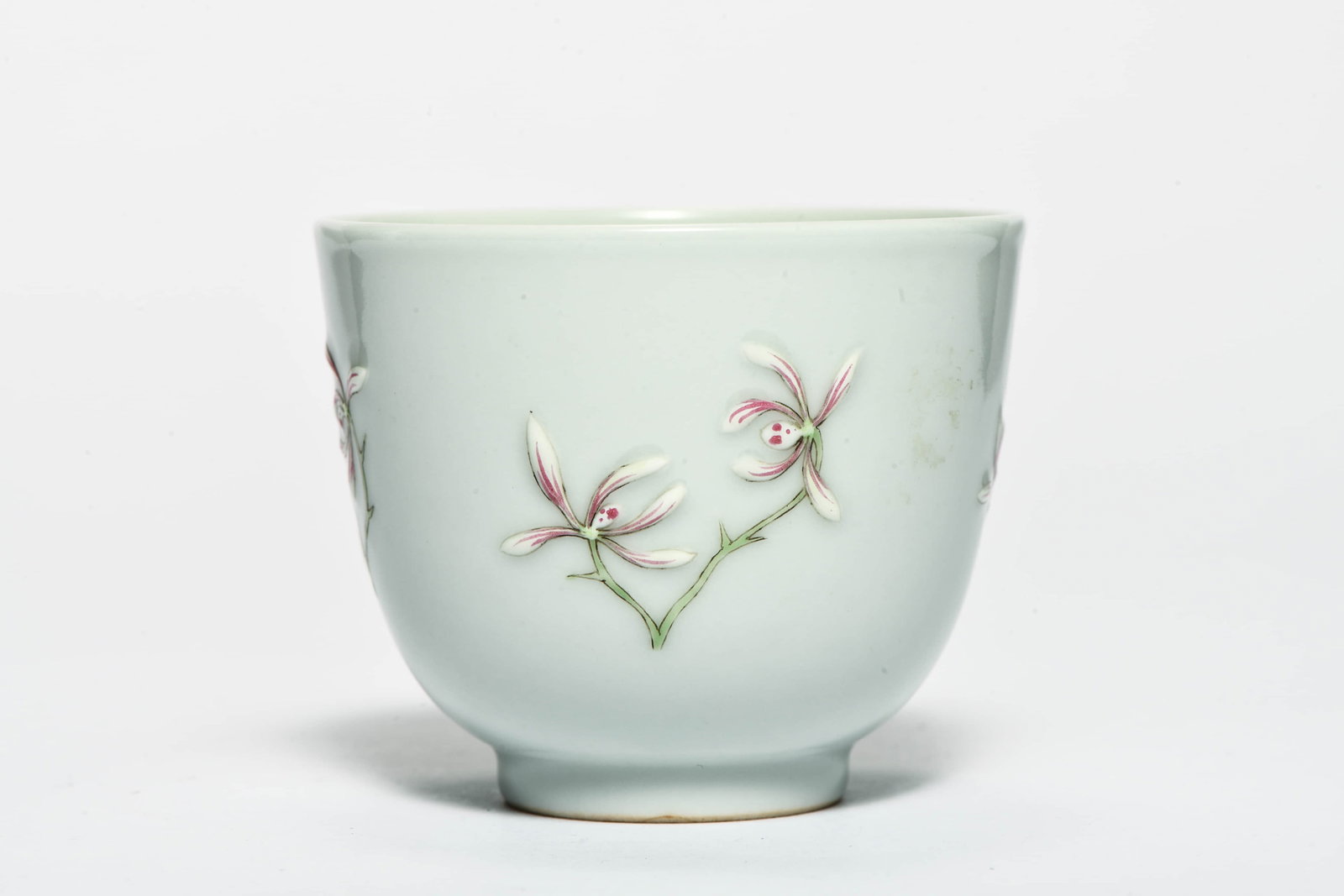 A FAMILLE ROSE 'ORCHID' CUP: A FAMILLE ROSE 'ORCHID' CUPDescription:Diameter: 6.5 cm Height: 8 cm