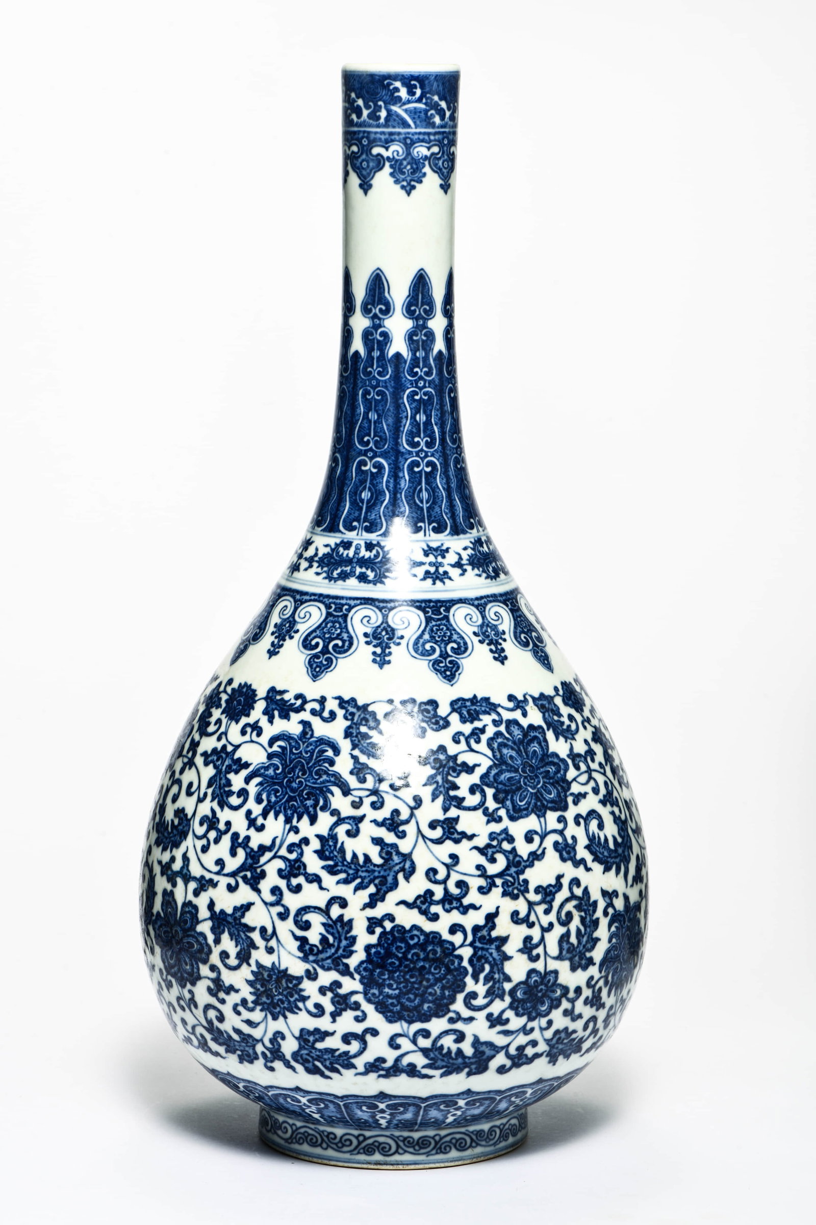 A BLUE AND WHITE 'INTERLOCKING FLOWERS' GLOBULAR VASE: A BLUE AND WHITE 'INTERLOCKING FLOWERS' GLOBULAR VASE Description: Length: 21cm Width: 21cm Height: 48cm