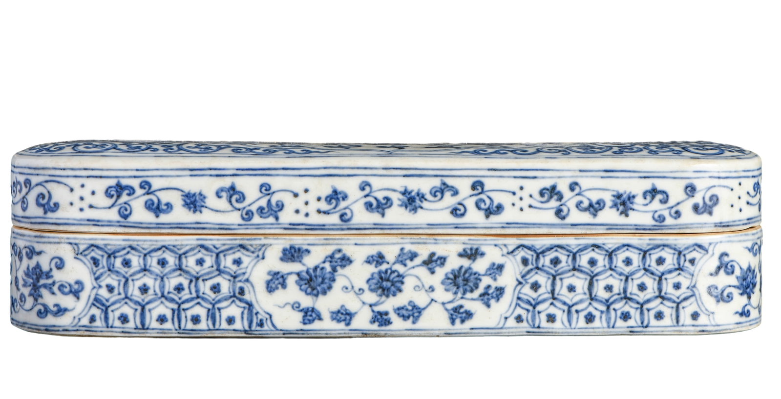 A BLUE AND WHITE 'INTERLOCKING FLOWERS' BOX (1 of 7)