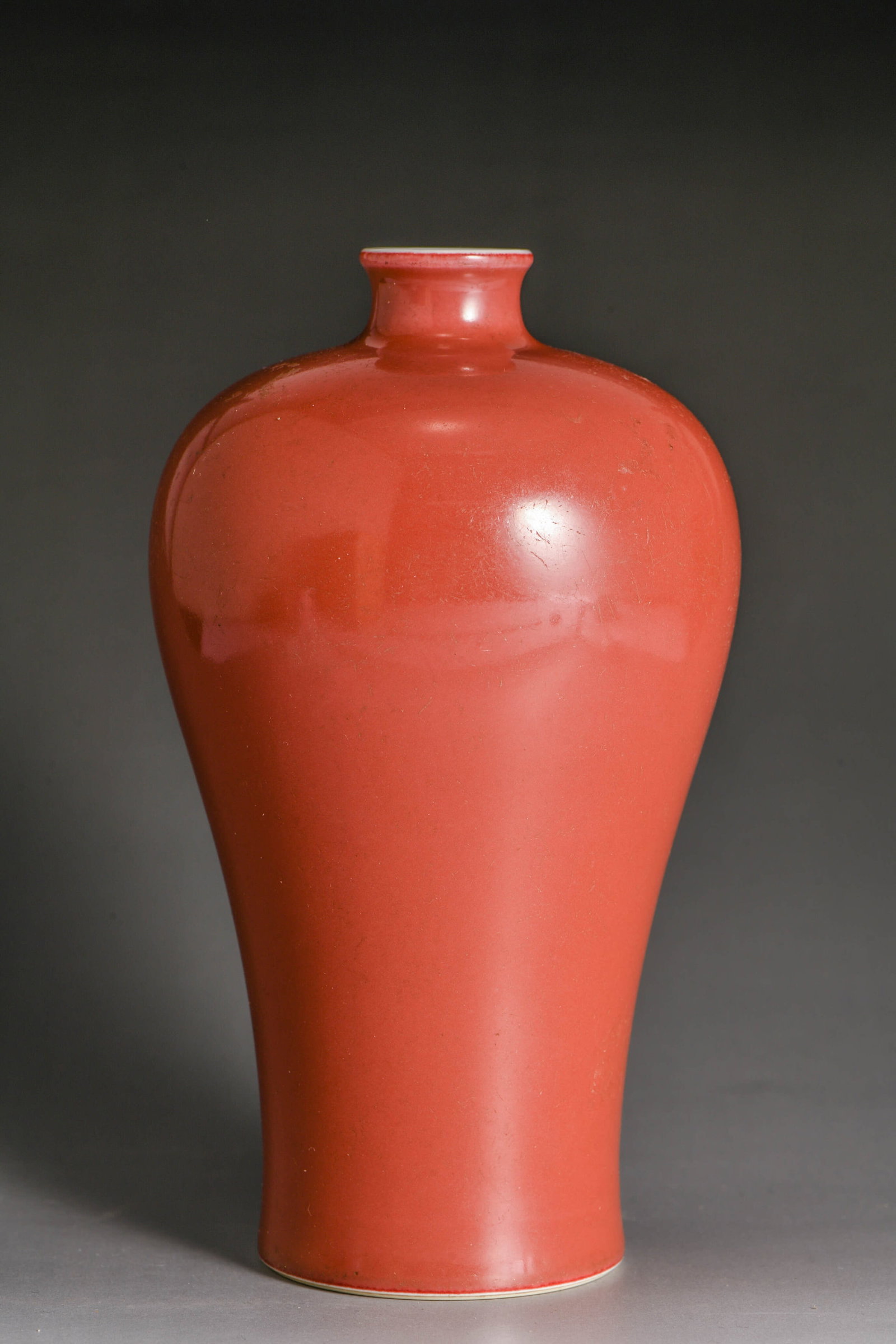A RED-GLAZED MEIPING: A RED-GLAZED MEIPING Description: tem: Made in the reign of Emperor Kangxi of the Qing Dynasty Width: 10 cm x Height: 19 cm