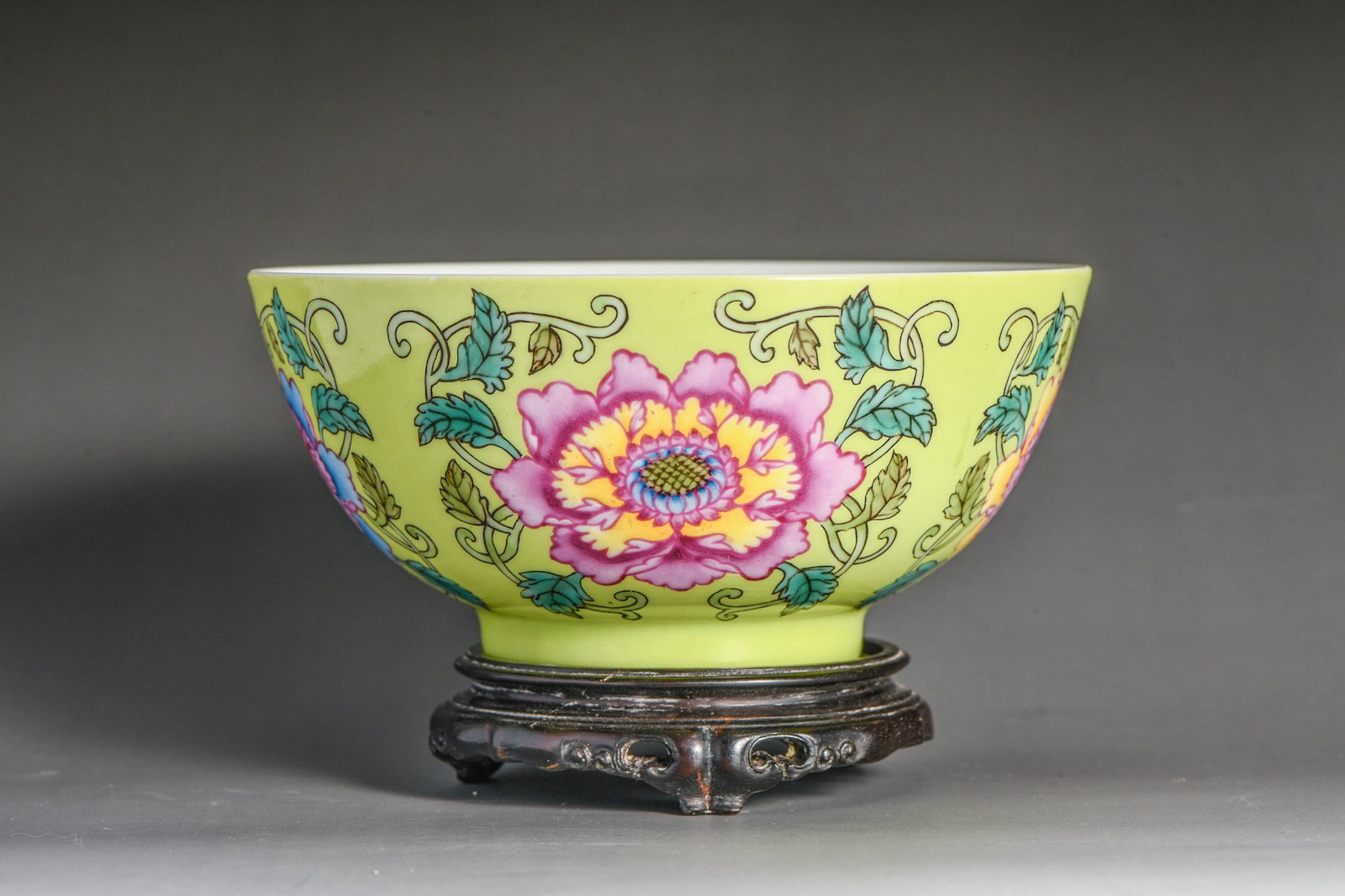 A GREEN-GLAZED FAMILLE ROSE 'FLORAL' BOWL (1 of 6)