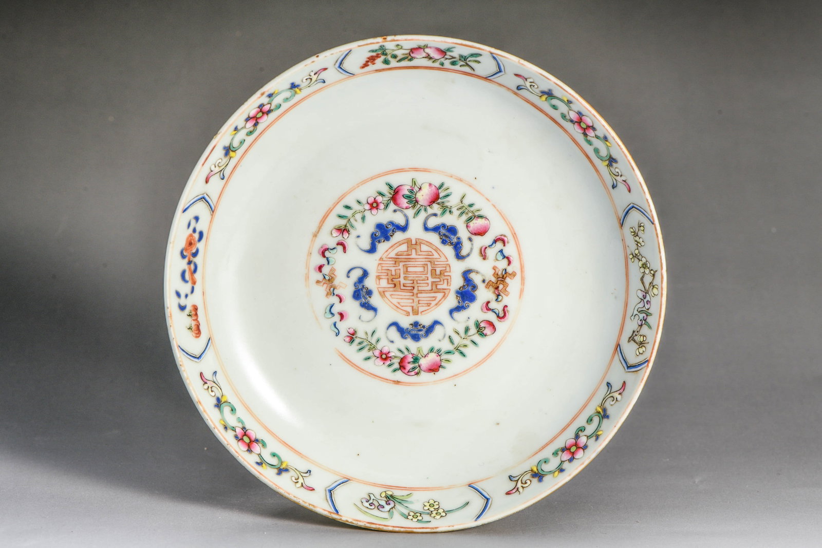 A FAMILLE ROSE ‘BATS AND SHOU' DISH: A FAMILLE ROSE ‘BATS AND SHOU' DISH Description: Model: Made in the Year of Tongzhi of the Qing Dynasty Width: 17.5 cm x Height: 3 cm