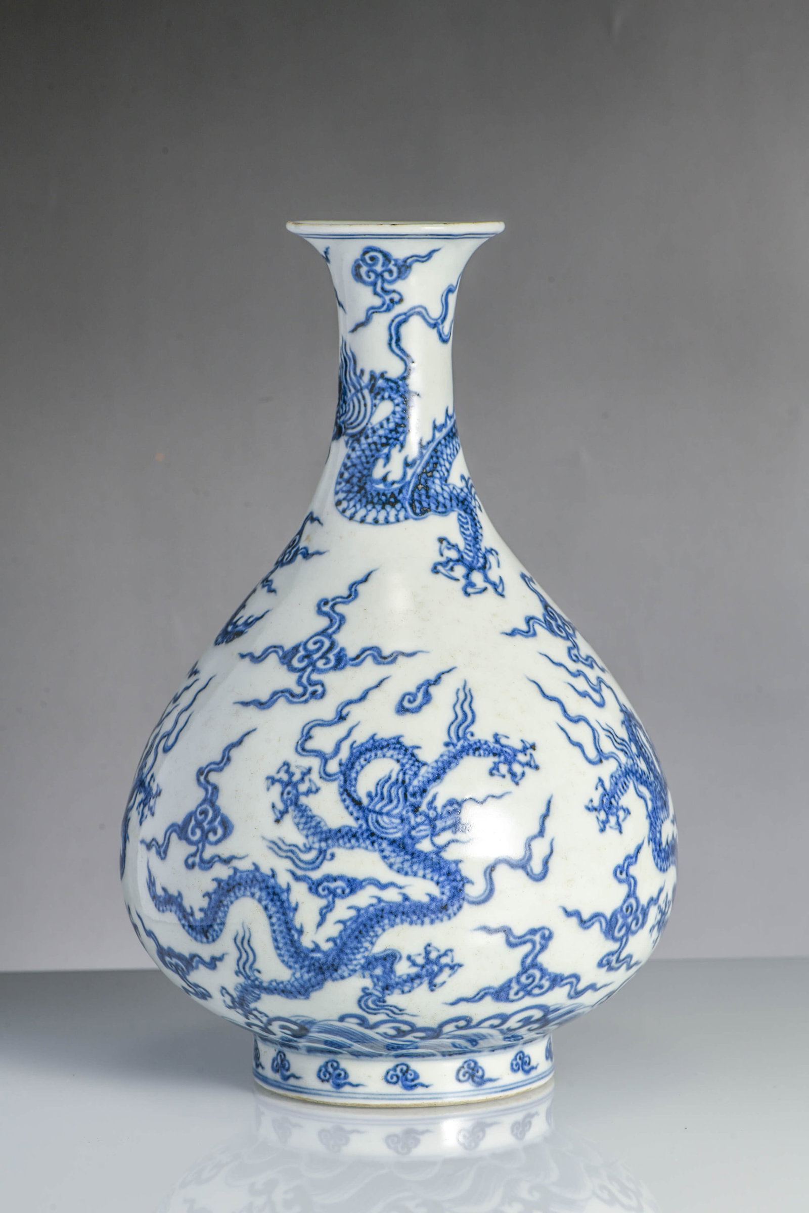 A BLUE AND WHITE 'DRAGON' YUHUCHUNPING: A BLUE AND WHITE 'DRAGON' YUHUCHUNPING Description: Width:17 cm x Height: 28 cm