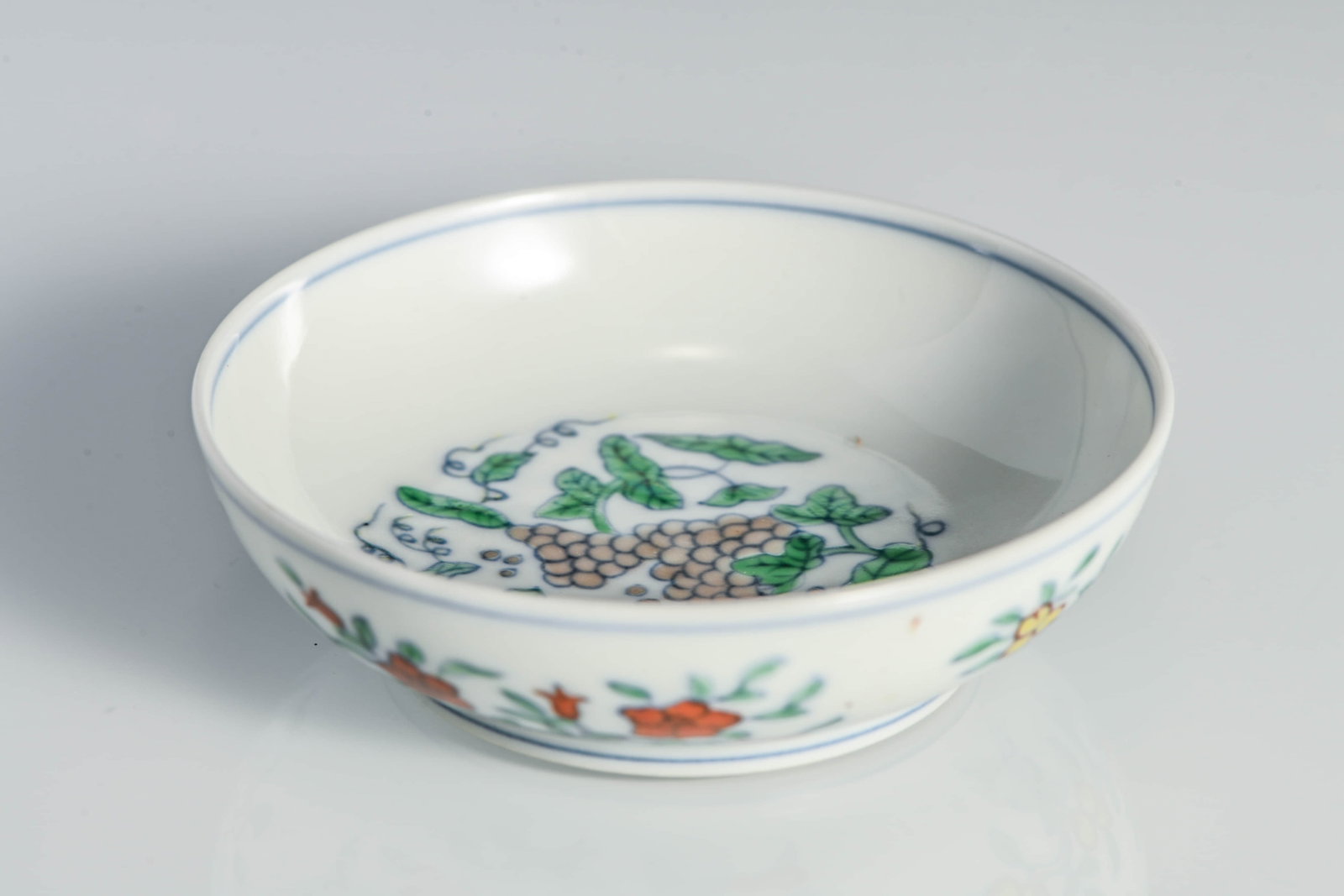 A DOUCAI 'INTERLOCKING GRAPES' SMALL DISH - 2