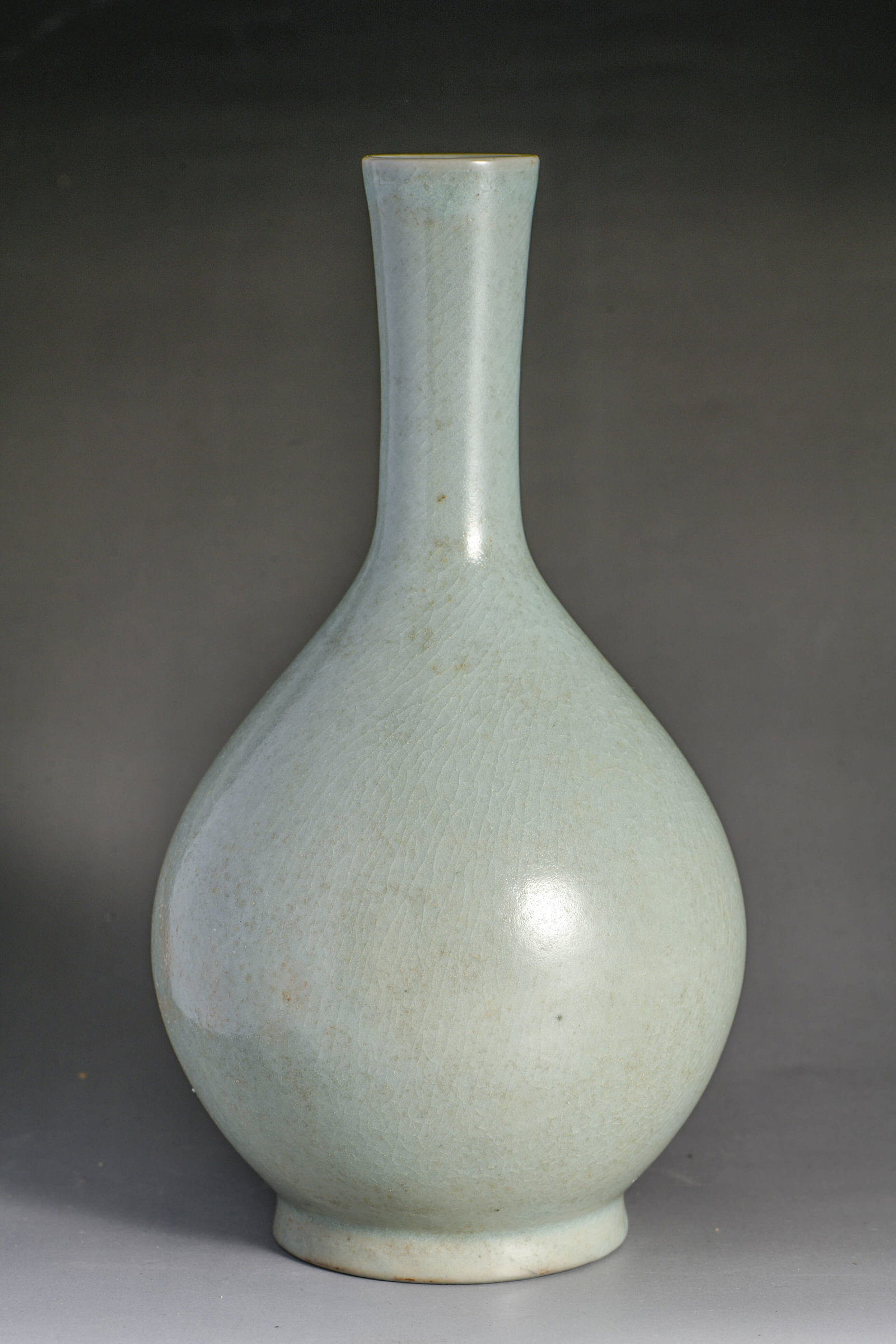 A RU TYPE LONG-NECKED VASE: A RU TYPE LONG-NECKED VASE Description: Width: 13.5 cm x Height: 24.5 cm