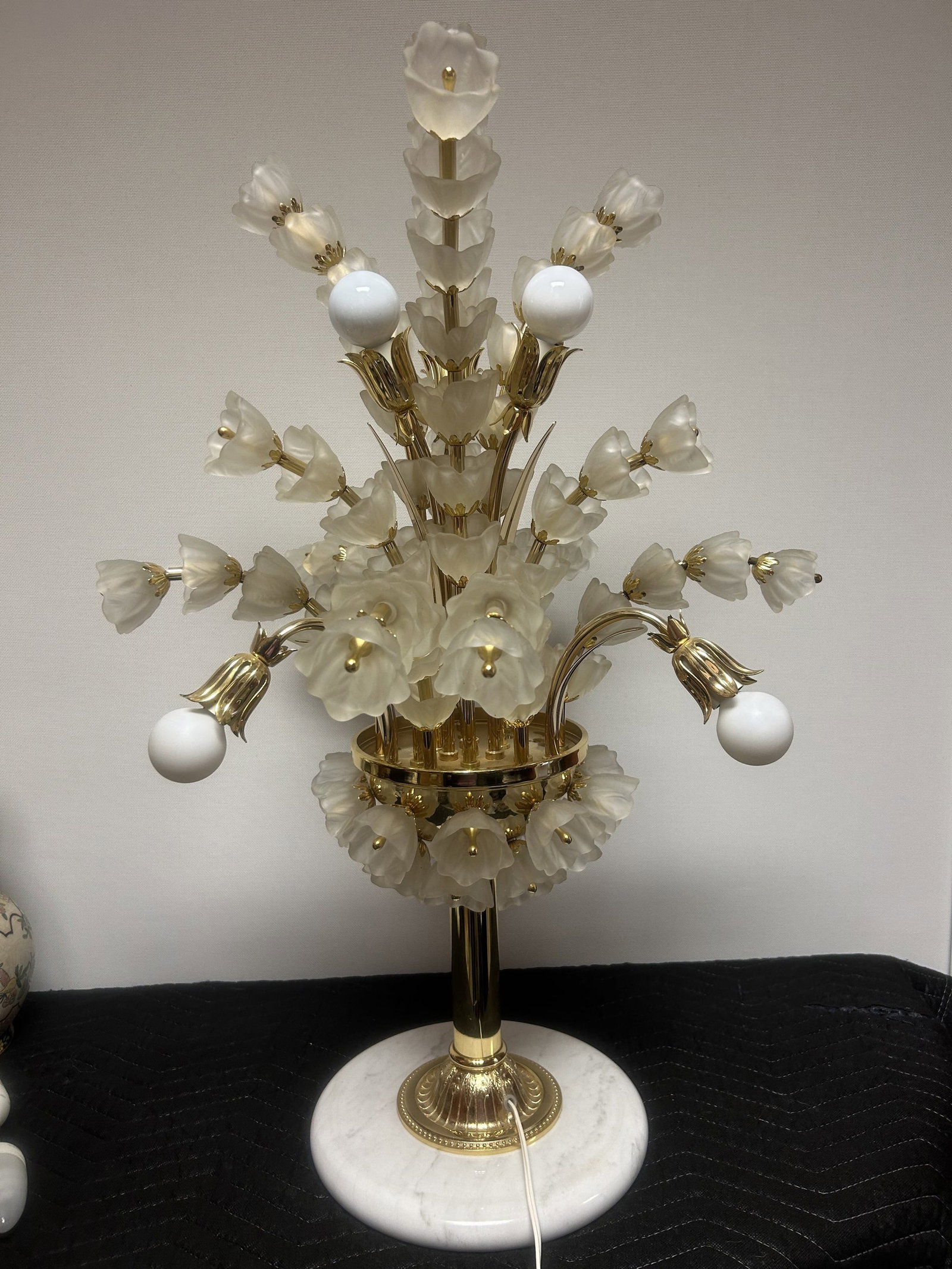 Banci Firenze Vintage Table Lamp, Imported from Italy: Exceptional Italian Murano Glass Lamp with 85 Handcrafted Flowers – Mid-Century Masterpiece. Elevate your interior with this exquisite Italian Murano glass lamp, a stunning example of mid-century