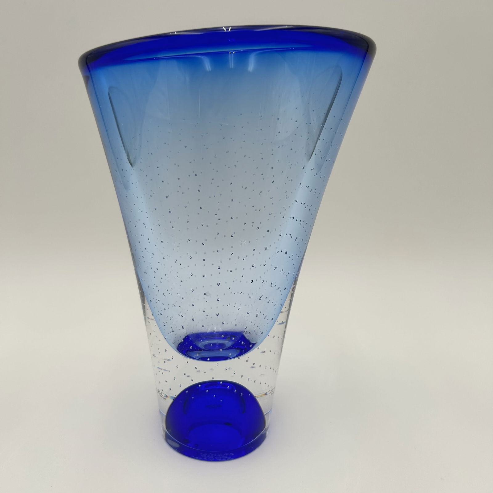 Kosta Boda Zoom Art Glass Vase by Goran Warff Signed 7040056: This is the Zoom art glass vase, designed by Goran Warff for Kosta Boda. This beautiful vase is in great condition and still has the Kosta Boda sticker on it and it is signed "Kosta Boda G. Warff 7040