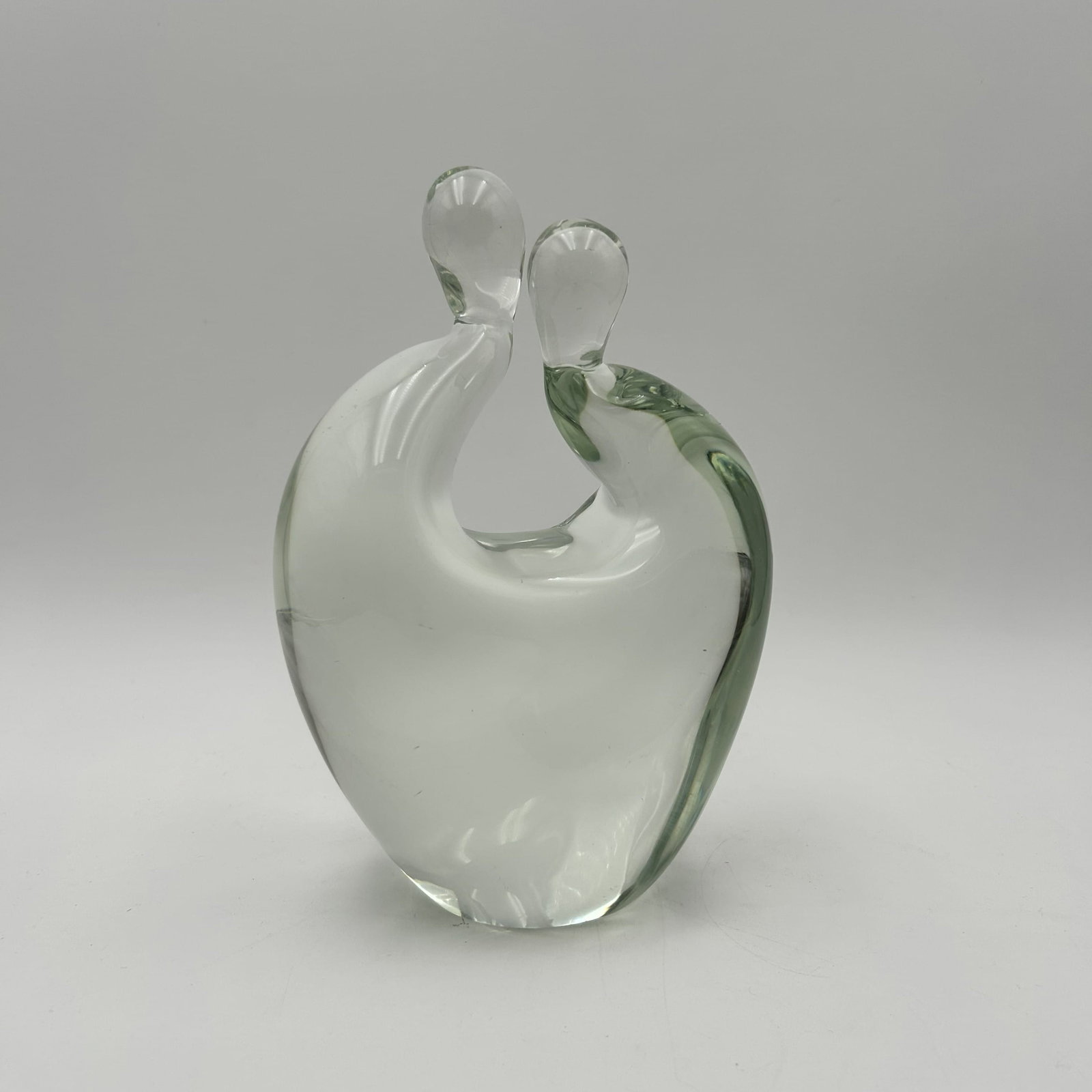 Glass Sculpture by Bruno D'Este, Murano, Italy: Art glass figurine of an embracing couple, modernist sculpture attributed to the artist Bruno D'Este. Made in Murano, Italy. Hand-blown art glass, likely utilizing the latticino techinique (white
