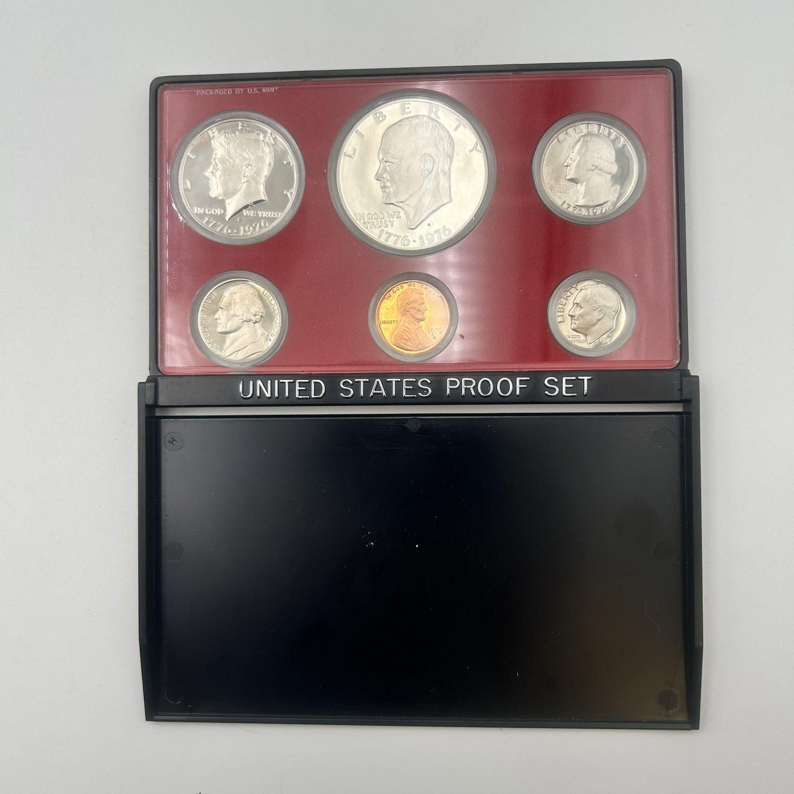1976 US Bicentennial Proof Set: This listing is a 1976 US Bicentennial Proof Set. This set is made of 6 coins: - One Cent coin - Five Cent coin - One Dime coin - Half Dollar coin - Quarter Dollar coin - One Dollar coin 0926-C4