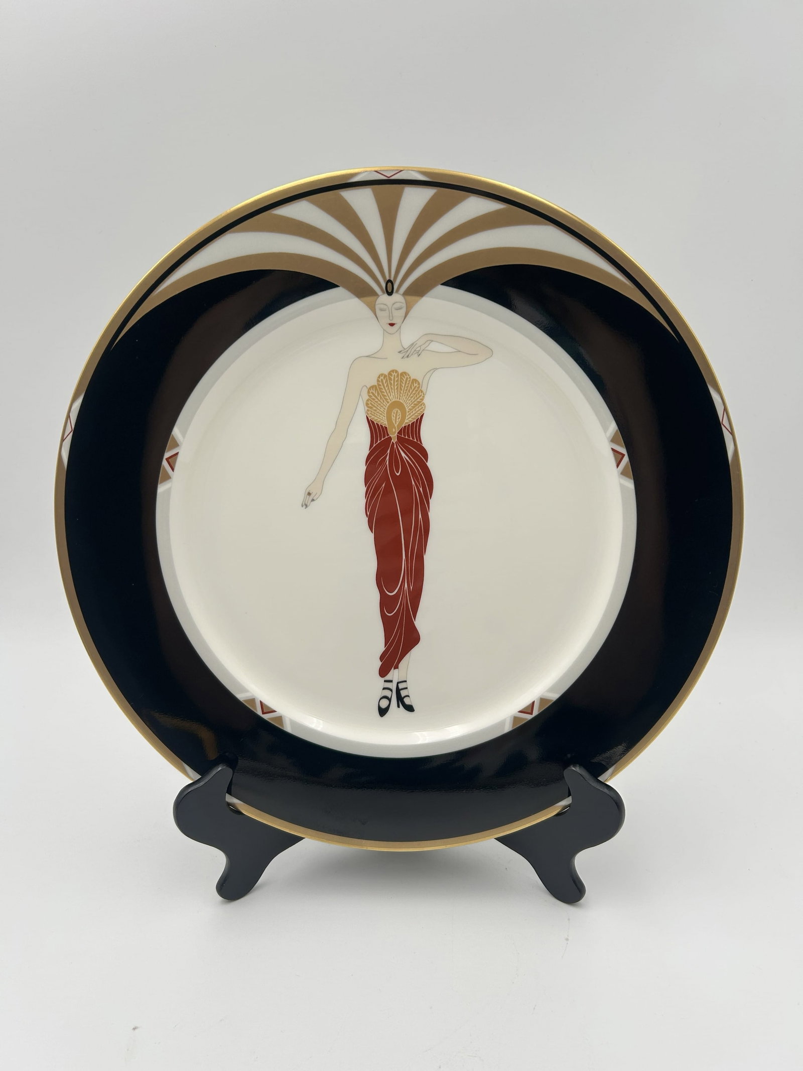 Vintage 1985 Mikasa Bone China Erté's "Le Soleil Ebony": Vintage 1985 Mikasa bone china collector plate featuring Erté's "Le Soleil Ebony" design. Manufactured in Japan and features 22-karat gold trim. Dimensions - 12" Diameter Stand does not come with
