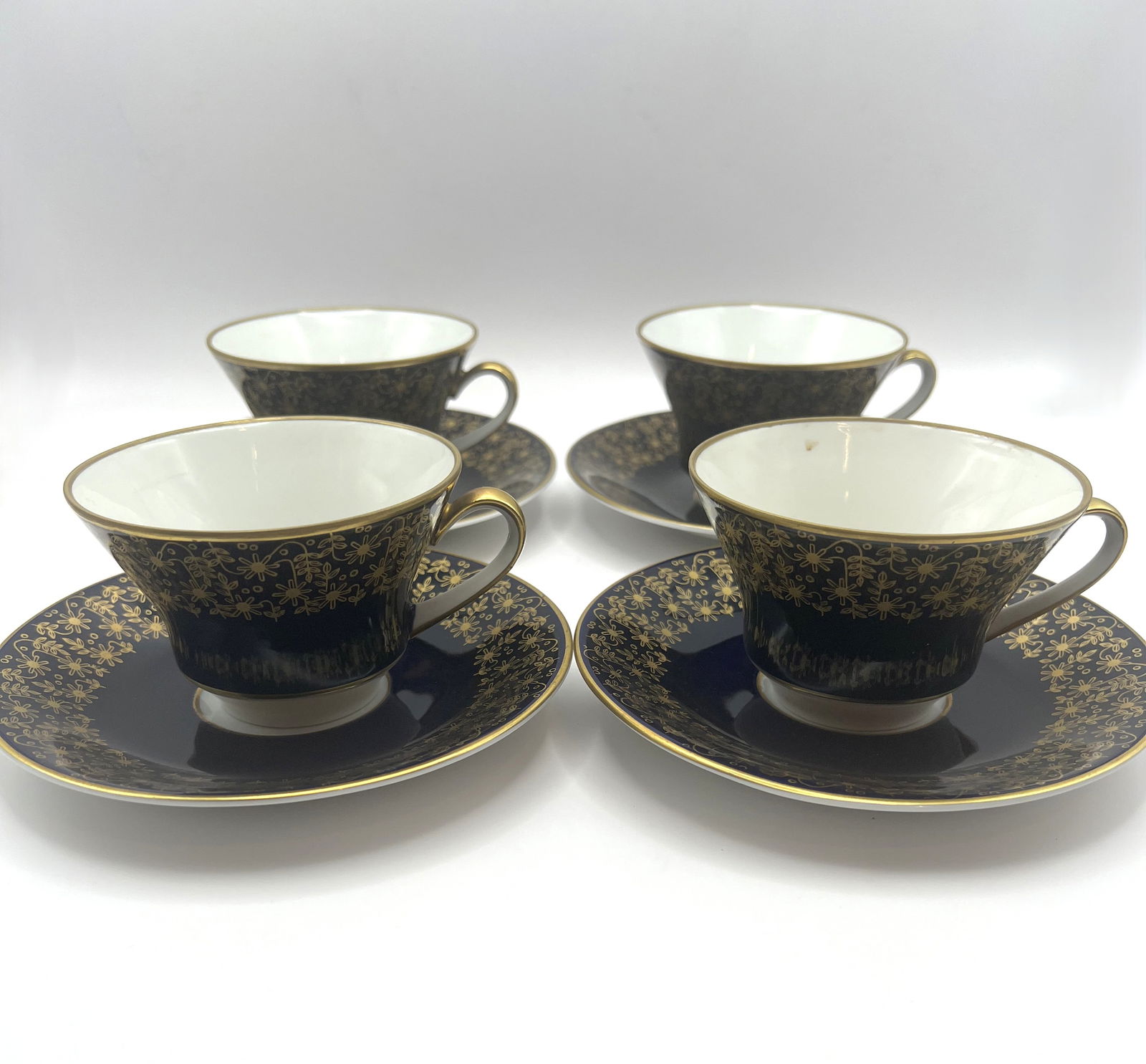 Set of Four Weimar Porcelain Kobalt Tea Cups & Saucers: Four porcelain teacups and saucers from the "Kobalt" series by Weimar Portzellan.