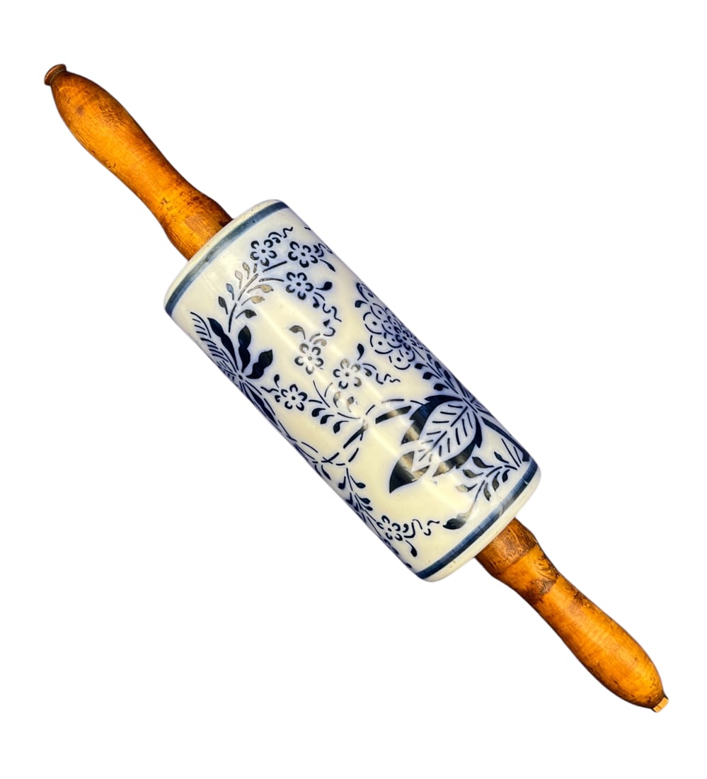 Meissen Porcelain "Blue Onion" Rolling Pin: Meissen Porcelain rolling pin with "Blue Onion" pattern.