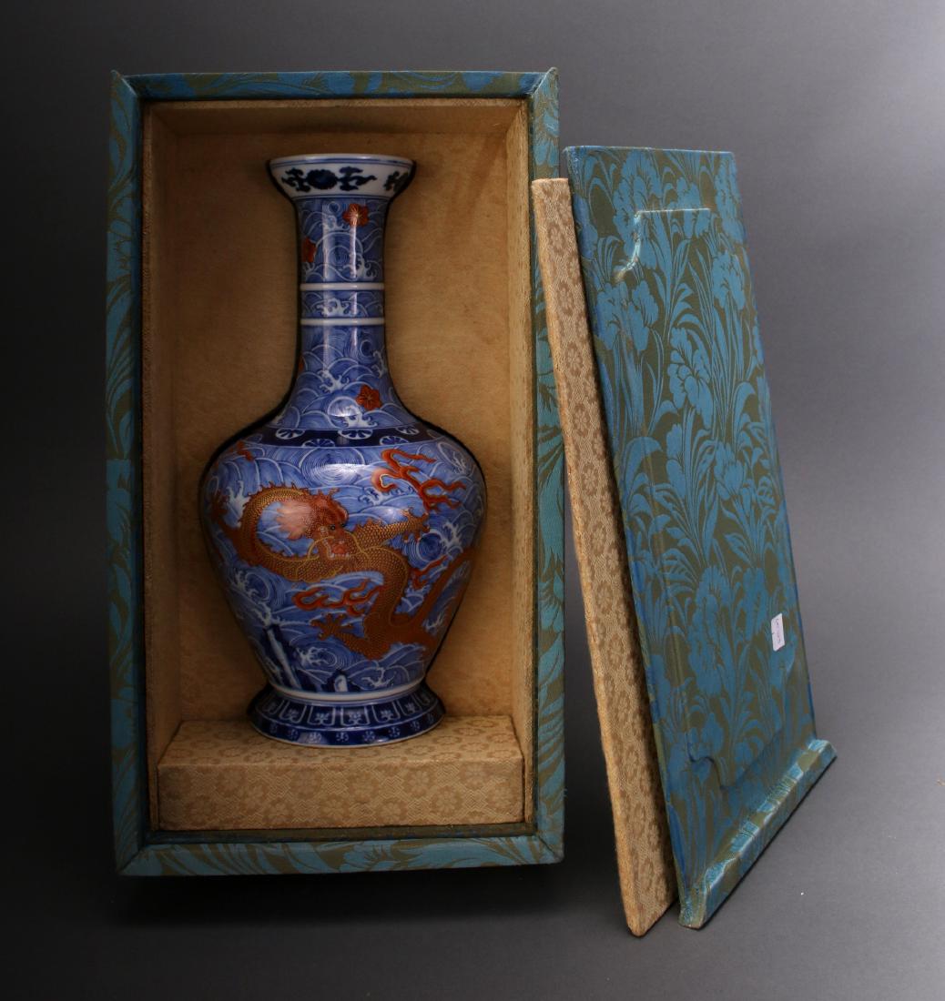 CHINESE DRAGON YONG ZHENG VASE IN BOX (1 of 10)