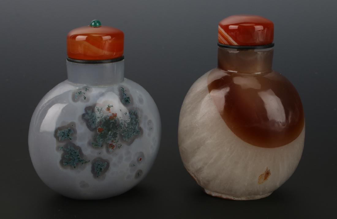 TWO AGATE SNUFF BOTTLES (1 of 4)