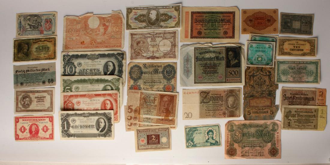 PAPER MONEY FROM AROUND THE WORLD (1 of 8)