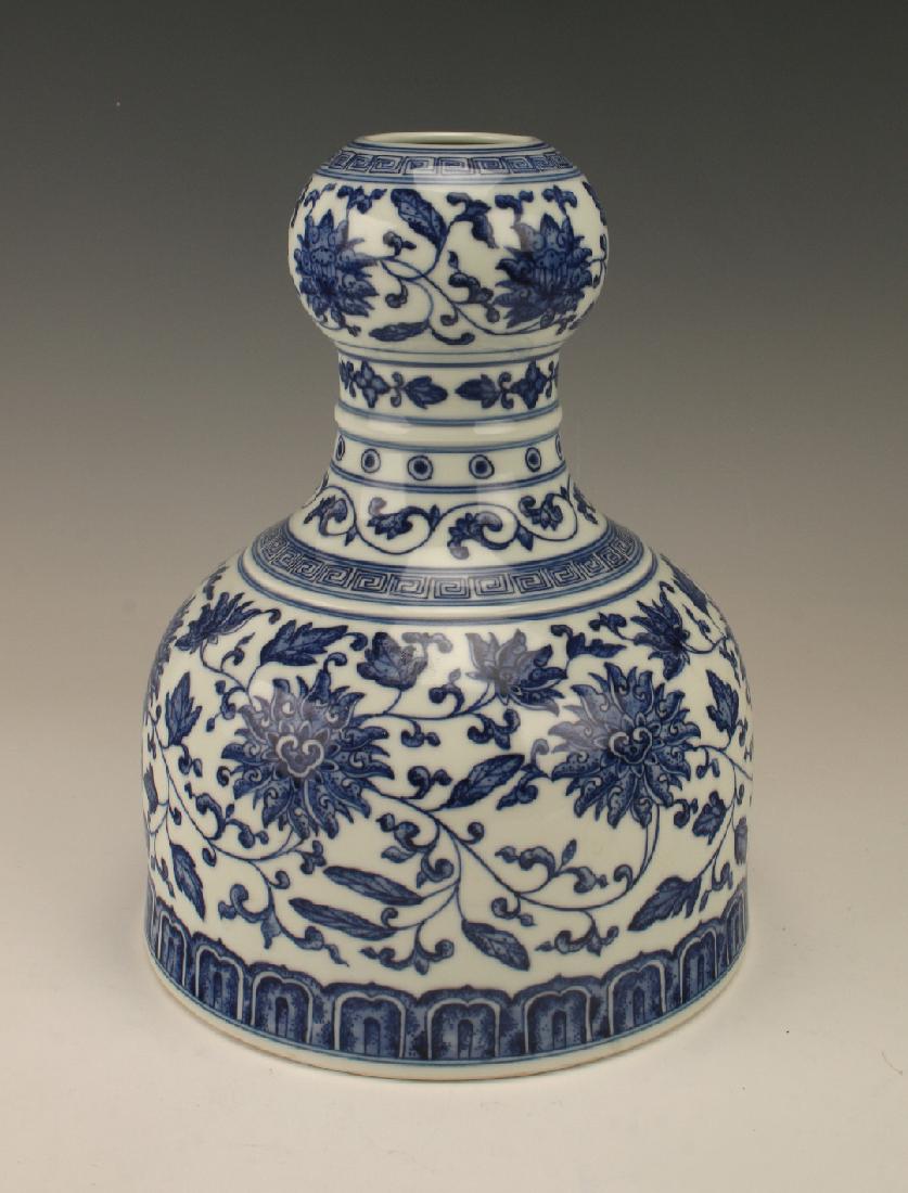 BLUE & WHITE GARLIC HEAD VASE (1 of 6)