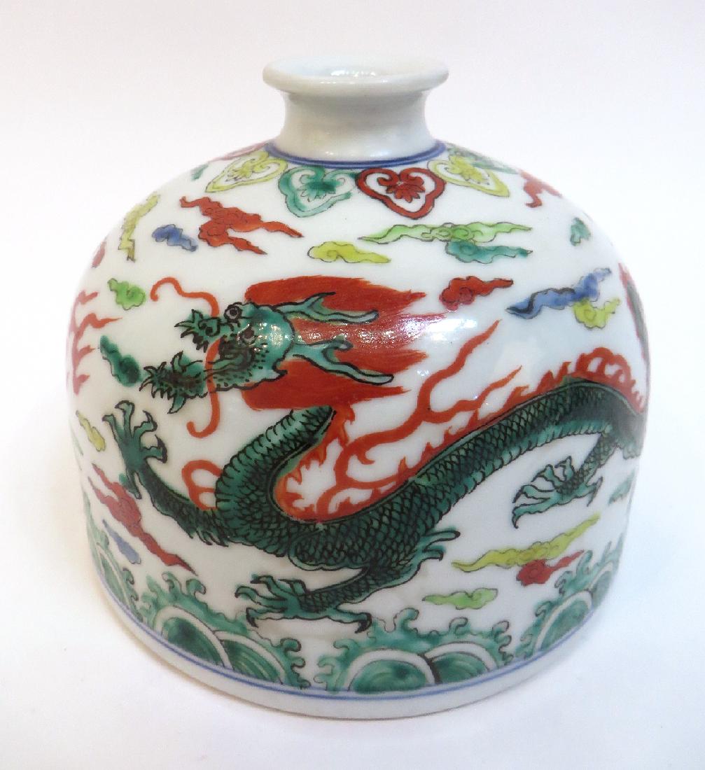 CHINESE WUCAI INKPOT: Chinese Wucai Inkpot : In the beehive form, with a cylindrical base, curving to a small-lipped opening on top. Nicely decorated with dragons. Six character mark on the bottom.