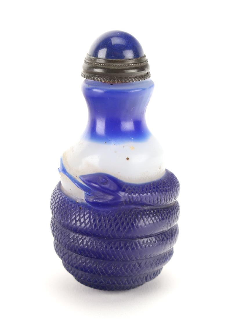 PEKING GLASS SNAKE SNUFF BOTTLE (1 of 5)