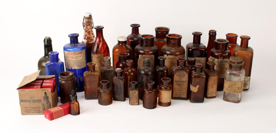 LOT OF VINTAGE APOTHECARY BOTTLES (1 of 6)