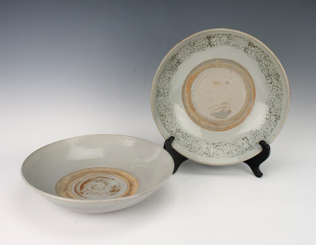 TWO 17TH CENTURY SWATOW BOWLS (1 of 10)