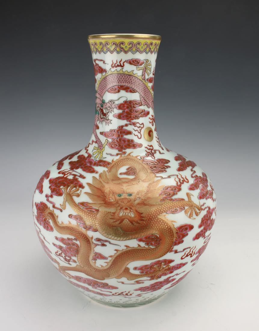 FINE QIANLONG BULBOUS DRAGON VASE (1 of 10)