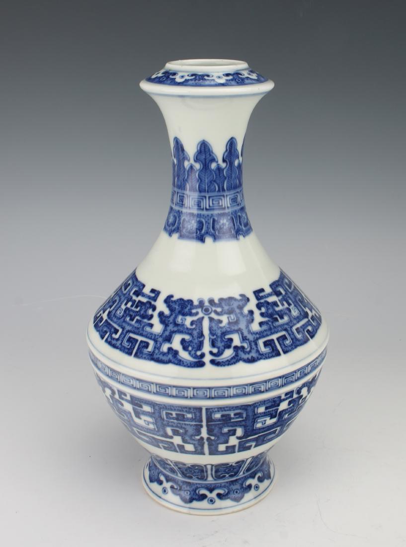 BLUE AND WHITE QIANLONG ARCHAIC PATTERNED VASE (1 of 7)