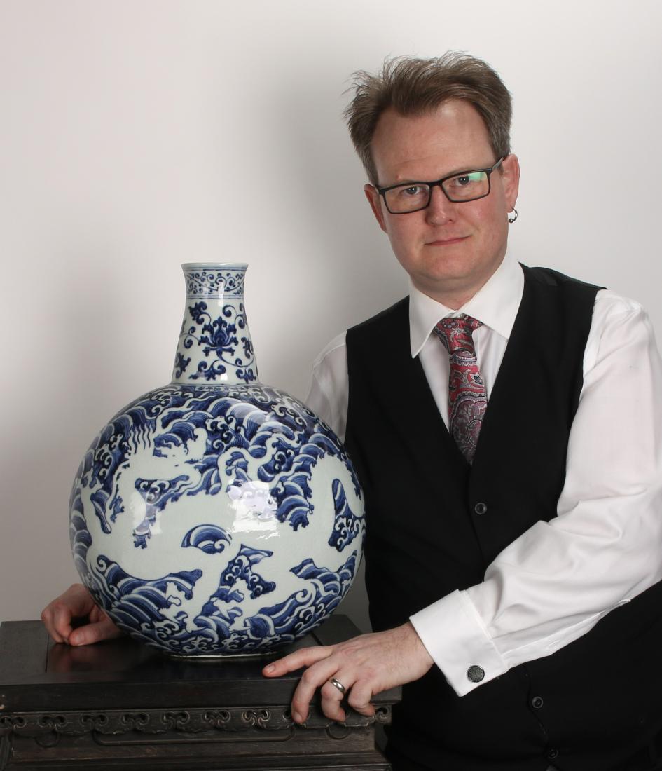 MING REVERSE DRAGON MOON FLASK (1 of 10)