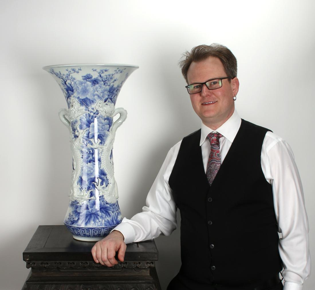 IMPRESSIVE 19TH C BLUE & WHITE DRAGON PALACE VASE (1 of 10)