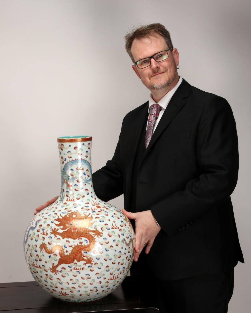 LARGE BULBOUS QIANLONG CELESTIAL DRAGON VASE (1 of 10)