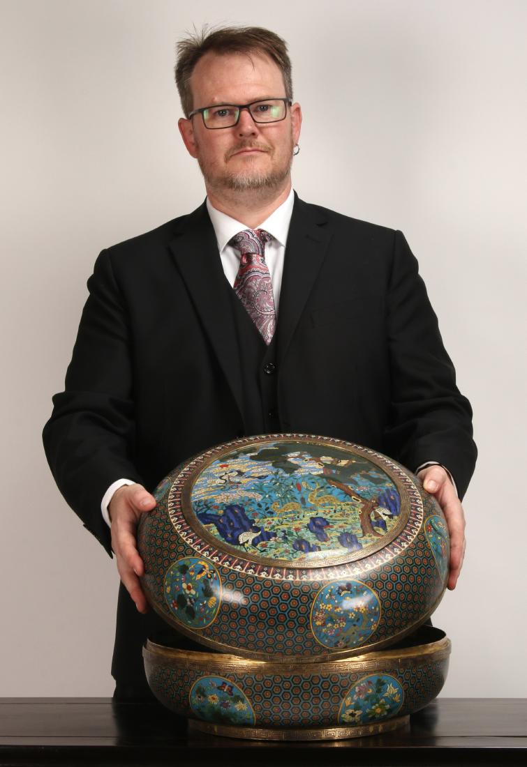 LARGE QIANLONG LIDDED CLOISONNE BOX (1 of 10)