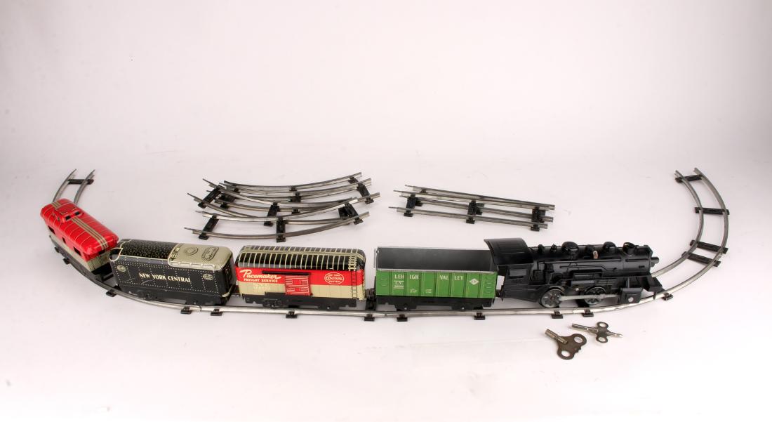 VINTAGE MARX TOYS KEY WIND TIN TRAINS & TRACK (1 of 9)