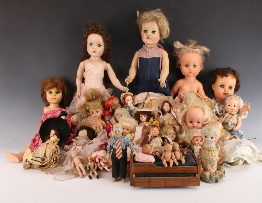 LARGE ASSEMBLED LOT OF VINTAGE DOLLS (1 of 8)