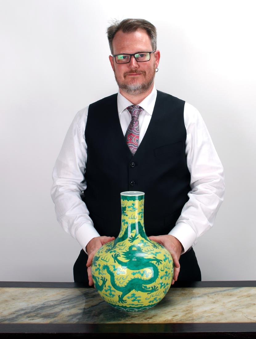QIANLONG YELLOW AND GREEN DRAGON VASE (1 of 8)