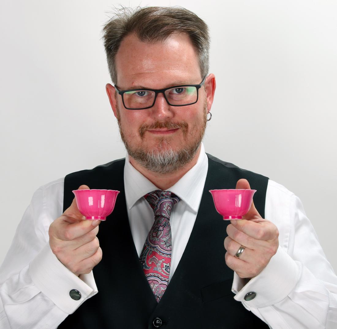 PAIR OF 20TH C BRIGHT PINK LOTUS TEA CUPS (1 of 6)