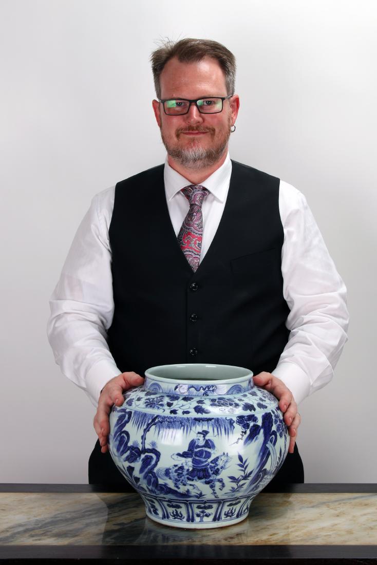 YUAN STYLE BLUE AND WHITE PLANTER (1 of 9)