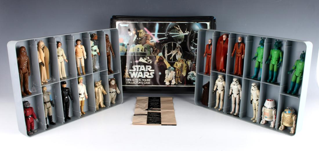 LOT OF STAR WARS FIGURES IN CASE (1 of 5)