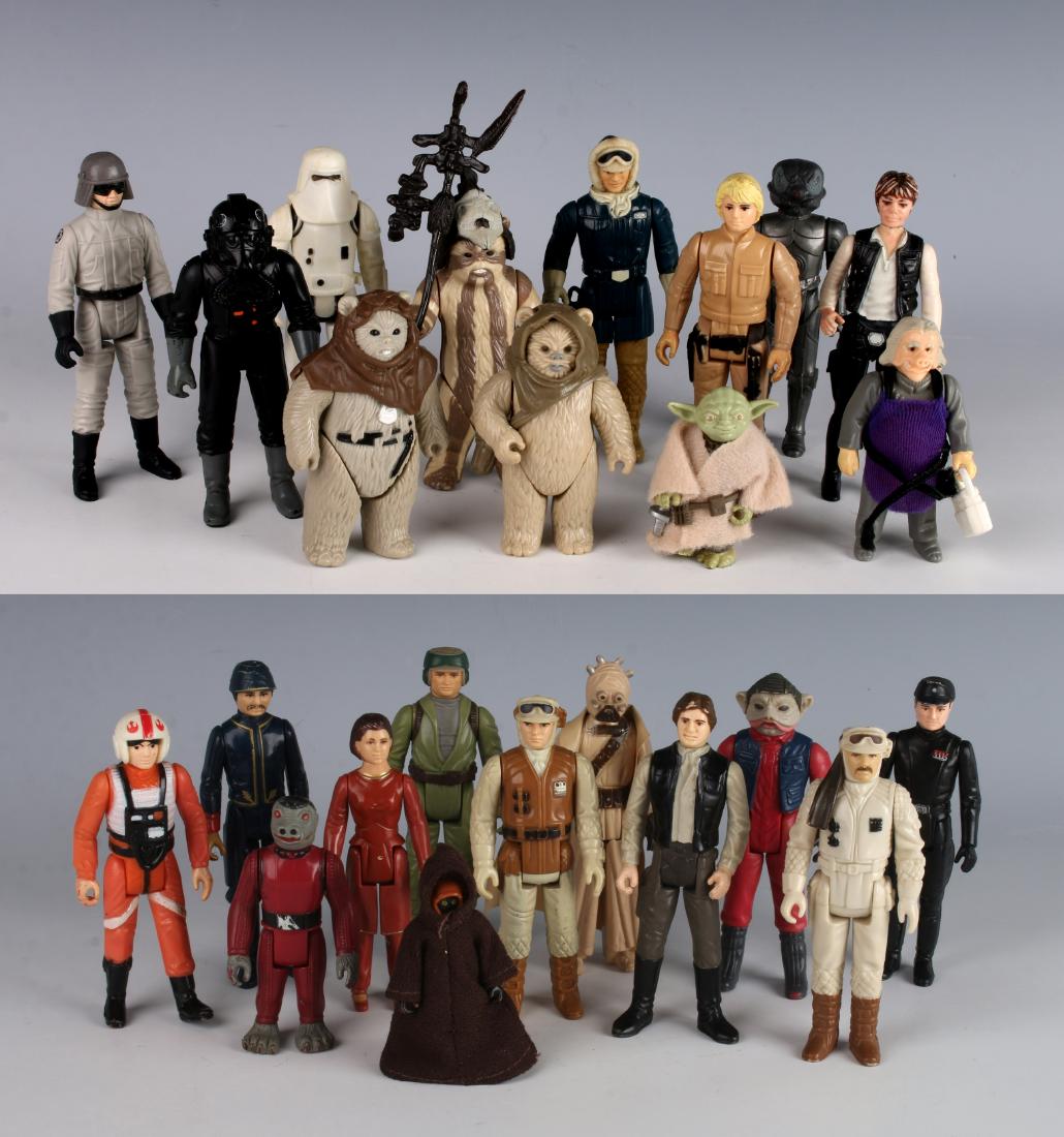 LOT OF STAR WARS FIGURES IN CASE (1 of 5)