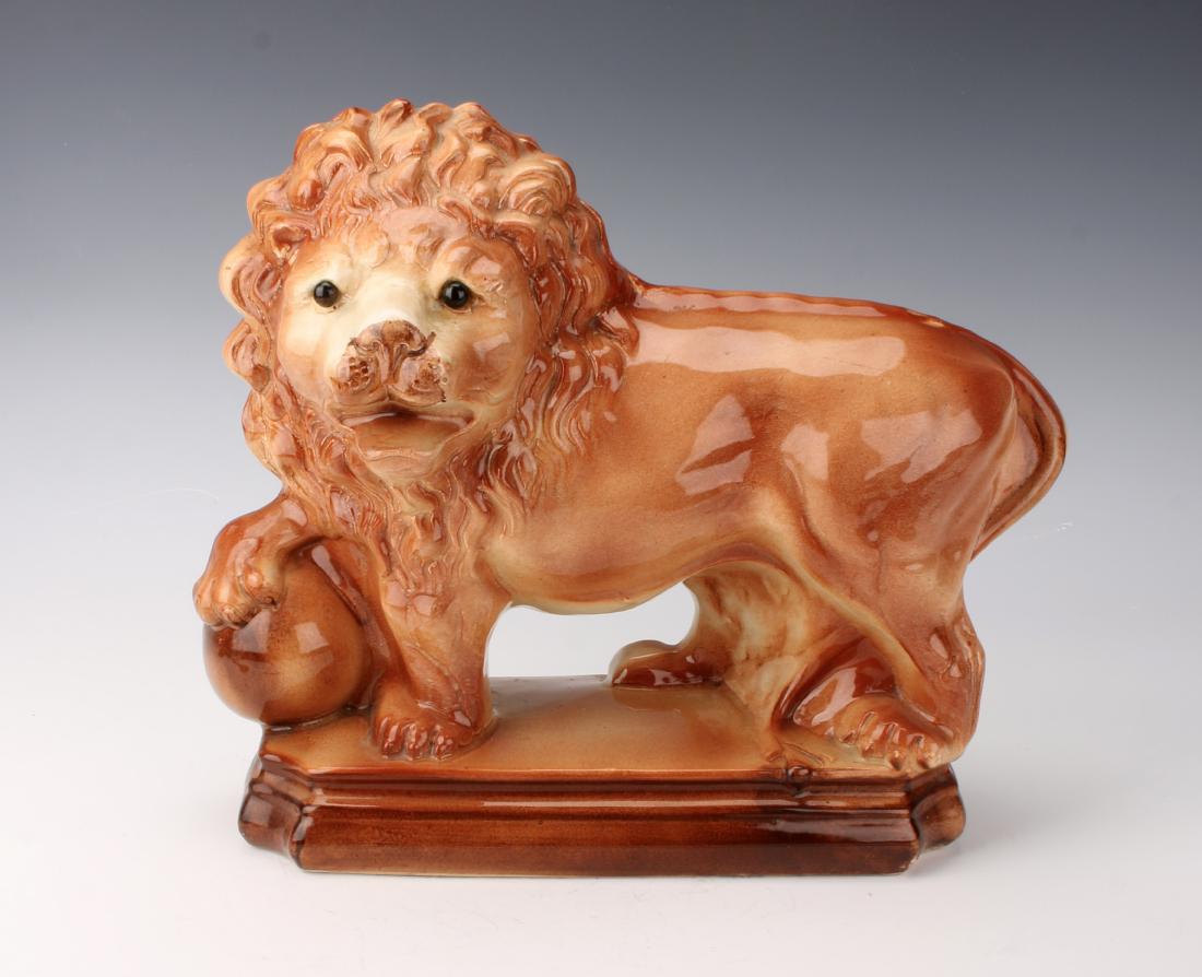 ENGLISH CERAMIC LION STATUETTE (1 of 5)