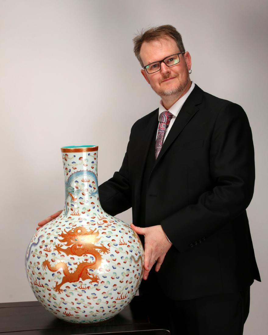 LARGE BULBOUS QIANLONG CELESTIAL DRAGON VASE (1 of 10)