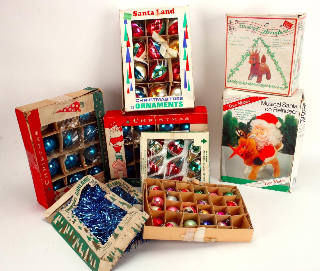 LARGE LOT VINTAGE CHRISTMAS ORNAMENTS (1 of 10)