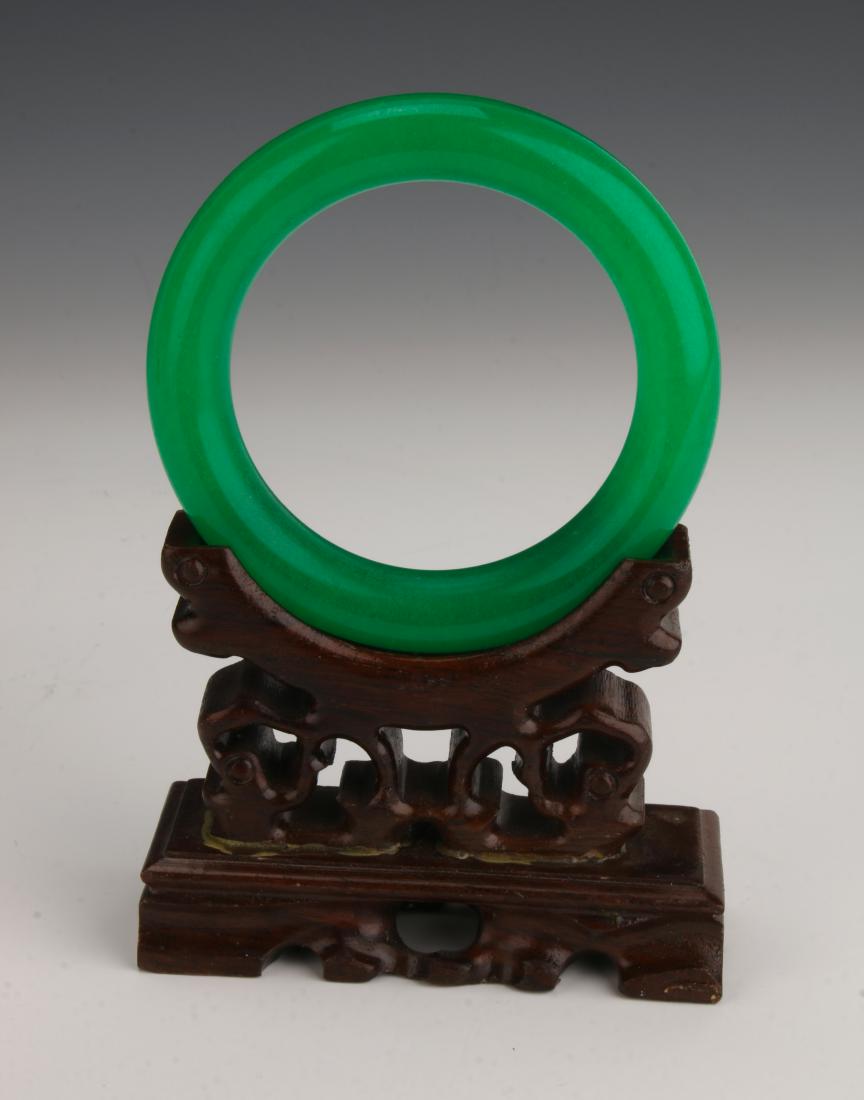 CHINESE IMPERIAL GREEN JADE BANGLE: CHINESE IMPERIAL GREEN JADE BANGLE: Jade bangle in imperial green. Look carefully at the crystalline structure of the jade on dropbox:https://www.dropbox.com/sh/2mo7a9l1tq7k6jd/AACH1WH_PFJ0BT9JOh8OTpa