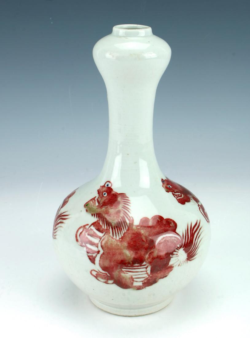 RED AND WHITE GARLIC HEAD VASE: RED AND WHITE GARLIC HEAD VASE : Decorated with red foo dogs around the body. Marked on the bottom. 4 1/2" X 8" $200 - $400 Shipping: