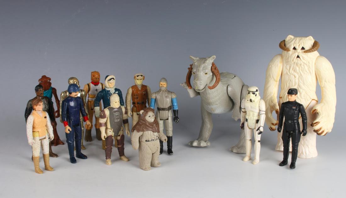 LOT OF STAR WARS FIGURES (1 of 3)